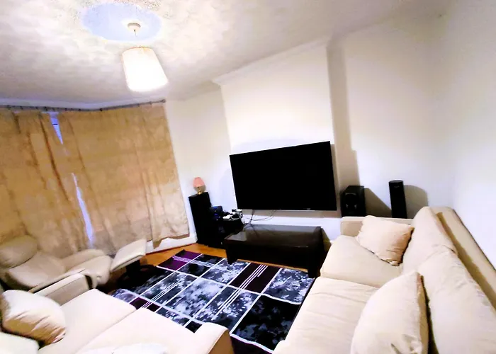 Edwardian 4 Bedrooms With 4 Bathrooms Townhouse, Next To Underground, Accommodates 10 People