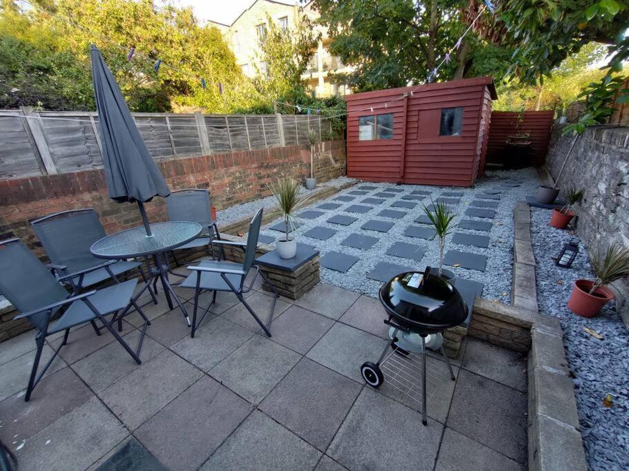 Holiday home Edwardian 4 Bedrooms With 4 Bathrooms Townhouse, Next To Underground, Accommodates 10 People London