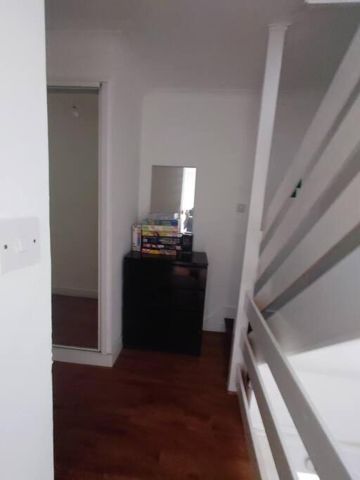 Holiday home Edwardian 4 Bedrooms With 4 Bathrooms Townhouse, Next To Underground, Accommodates 10 People London