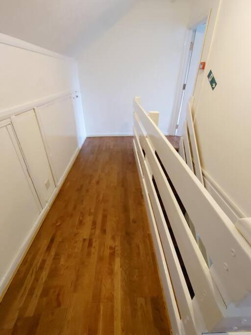 Edwardian 4 Bedrooms With 4 Bathrooms Townhouse, Next To Underground, Accommodates 10 People London