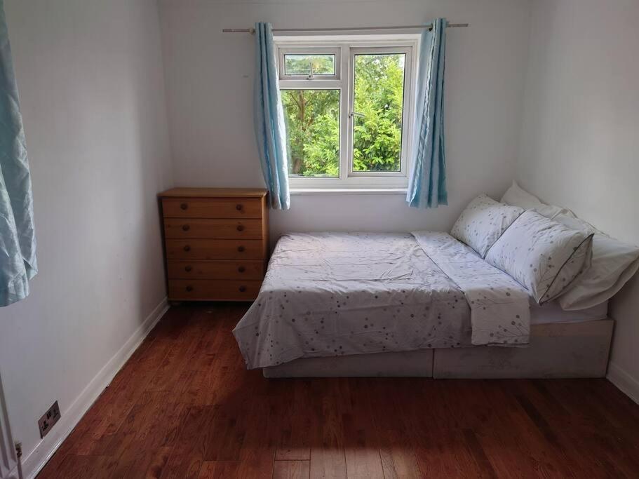 Edwardian 4 Bedrooms With 4 Bathrooms Townhouse, Next To Underground, Accommodates 10 People *
