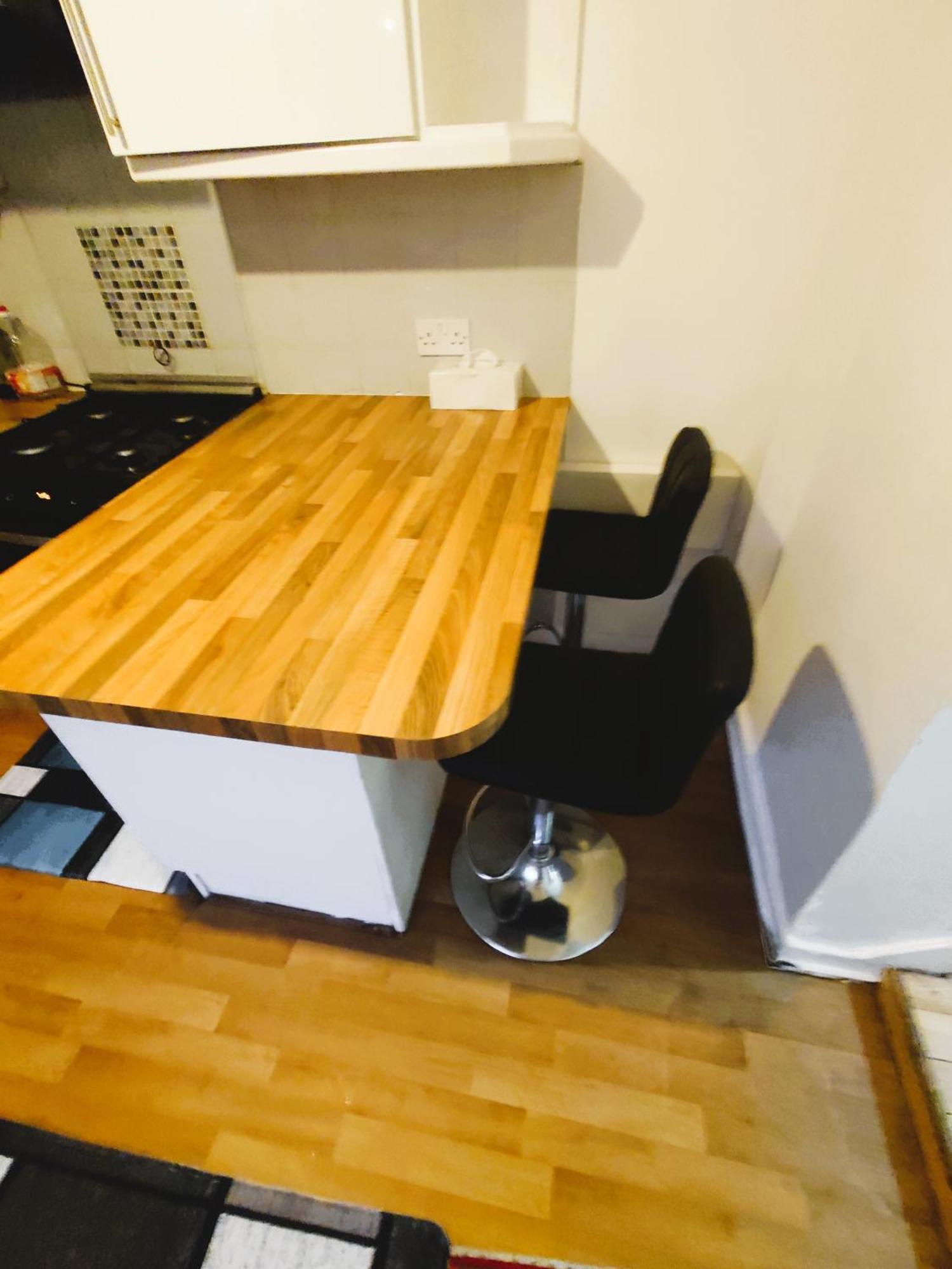 Holiday home Edwardian 4 Bedrooms With 4 Bathrooms Townhouse, Next To Underground, Accommodates 10 People London