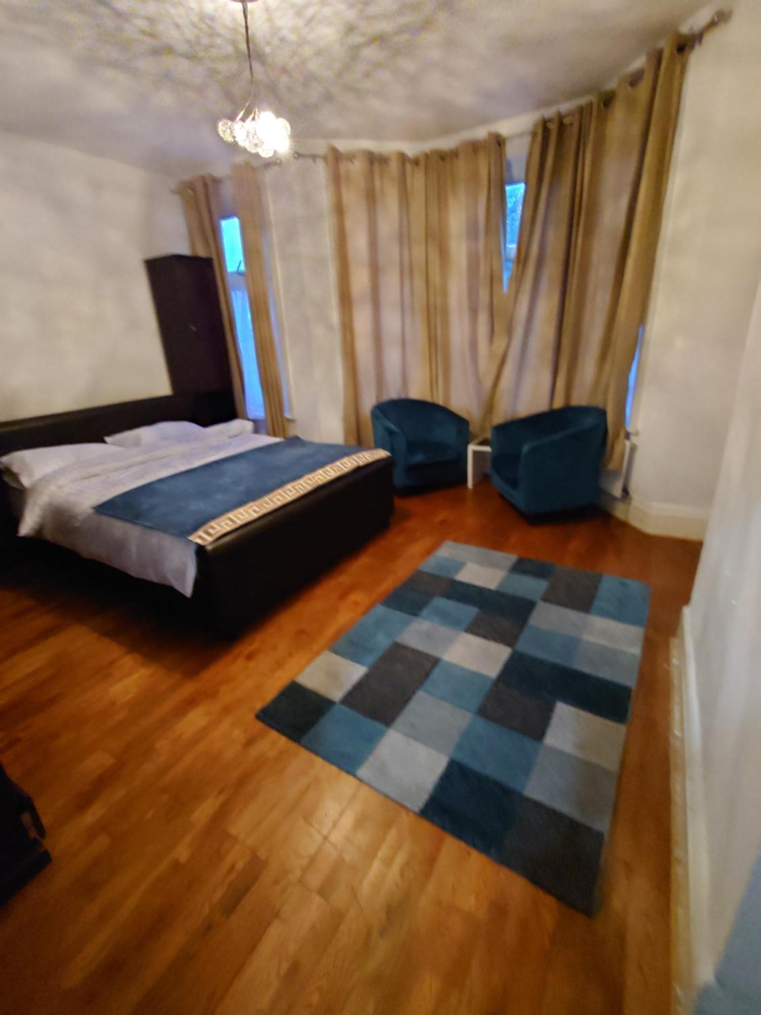 Edwardian 4 Bedrooms With 4 Bathrooms Townhouse, Next To Underground, Accommodates 10 People Holiday home London