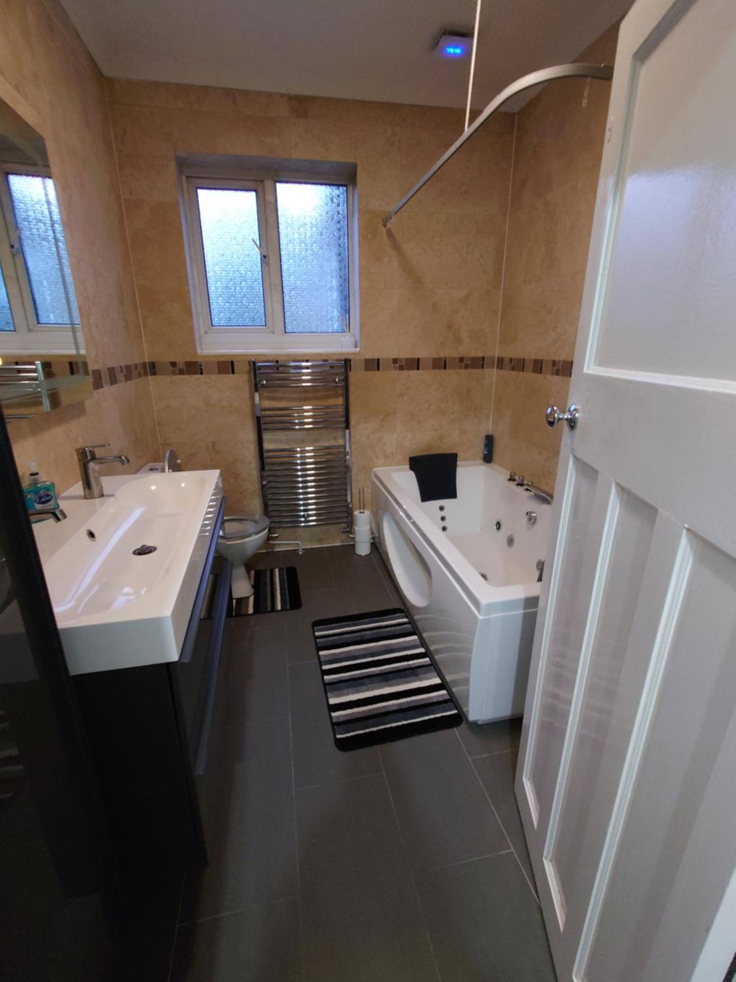 Edwardian 4 Bedrooms With 4 Bathrooms Townhouse, Next To Underground, Accommodates 10 People *