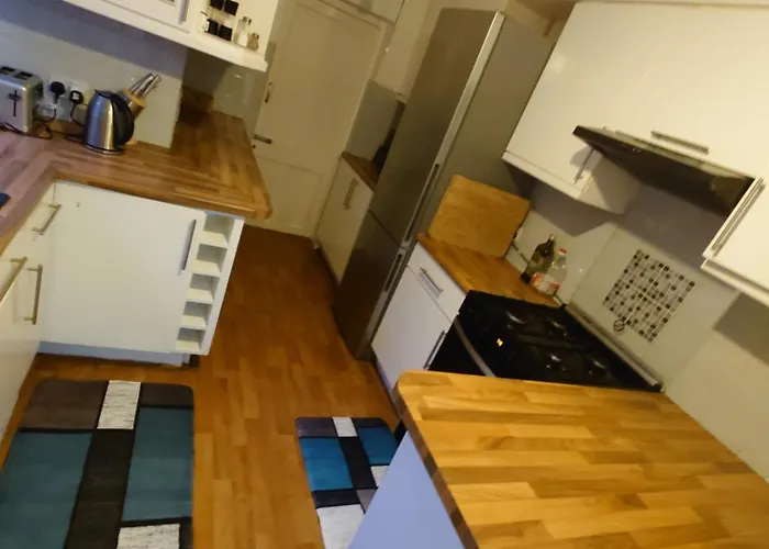 Edwardian 4 Bedrooms With 4 Bathrooms Townhouse, Next To Underground, Accommodates 10 People
