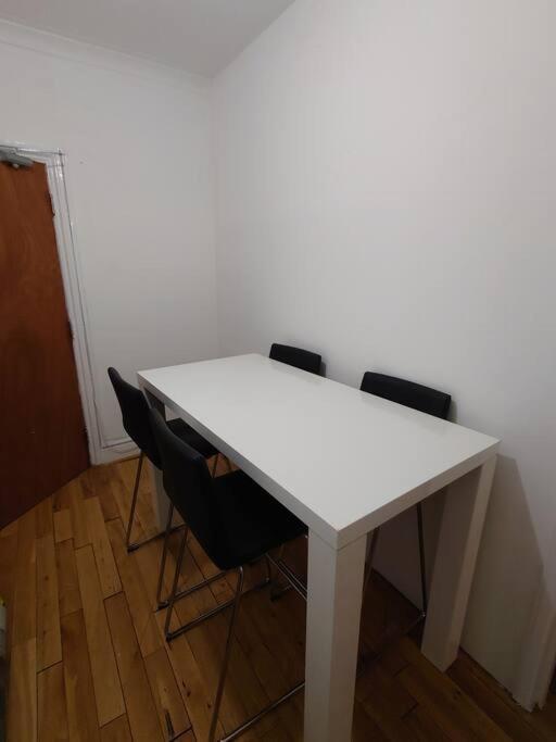 Edwardian 4 Bedrooms With 4 Bathrooms Townhouse, Next To Underground, Accommodates 10 People Londres