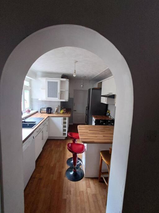 Edwardian 4 Bedrooms With 4 Bathrooms Townhouse, Next To Underground, Accommodates 10 People * Londres